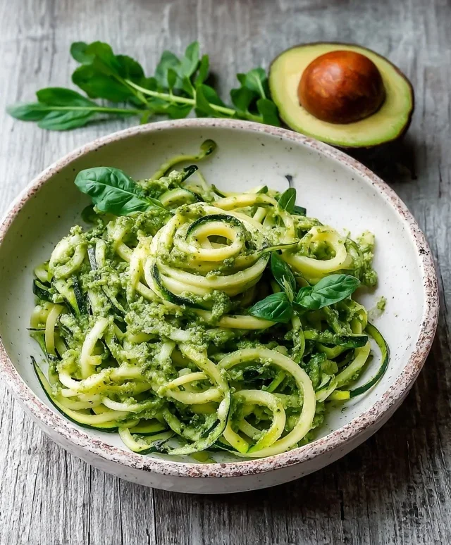 Zucchininudeln mit Avocado Pesto